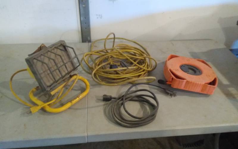 lot 161 image: Halogen Work Light & Extension Cords