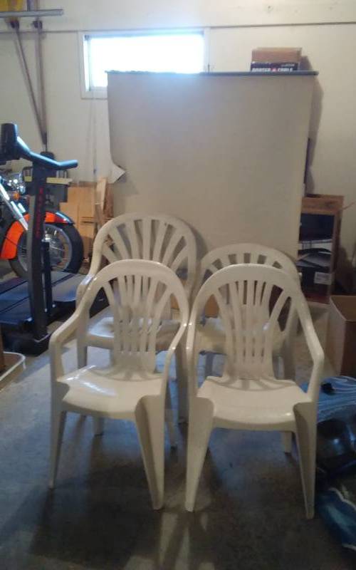 lot 162 image: 4-Plastic Chairs & Movie Screen