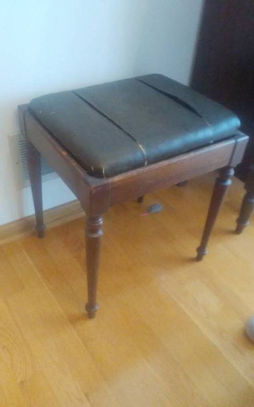 lot 179 image: Antique Vintage Bench With Storage