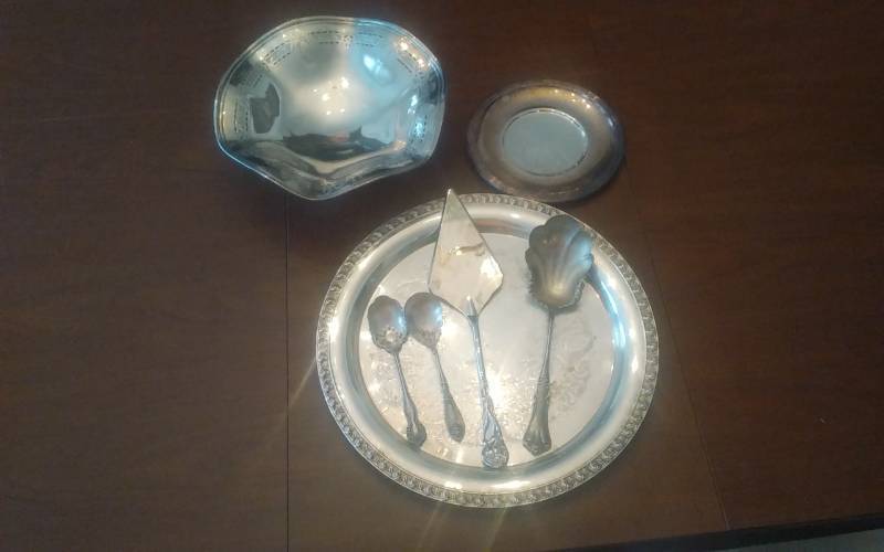 lot 191 image: Vintage Silver Tone Serving Pieces