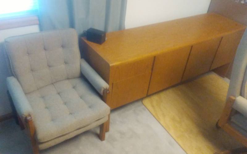 lot 200 image: Desk 72x35x29, Credenza 72x28x20, Executive Chair