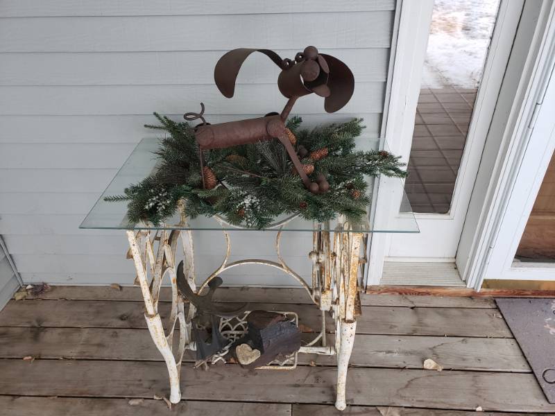 lot 204 image: Vintage Treadle Sewing Machine Base-Includes Garden Art Pieces