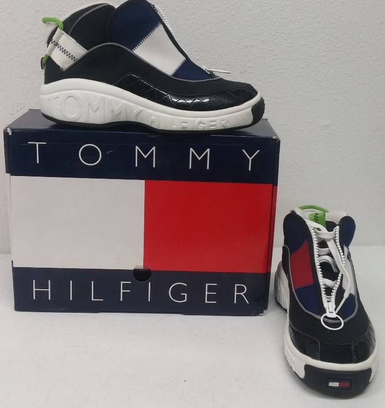 lot 17 image: New Un-Used Tommy Hilfiger Mens Shows in box