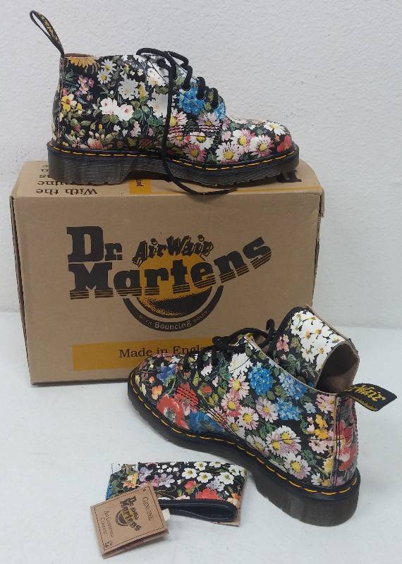 lot 23 image: Made in England Dr. Martins as-new Shoes
