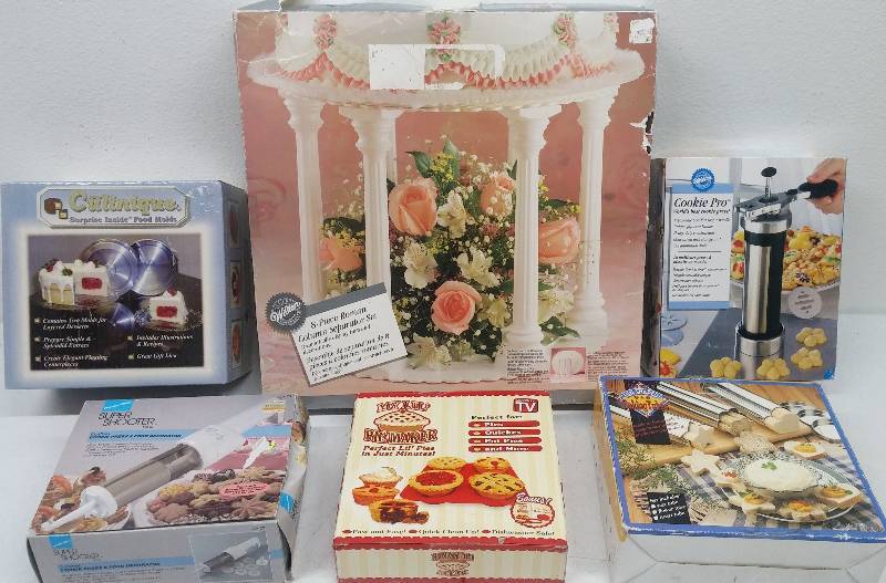 lot 75 image: Baking Gadgets and Tools