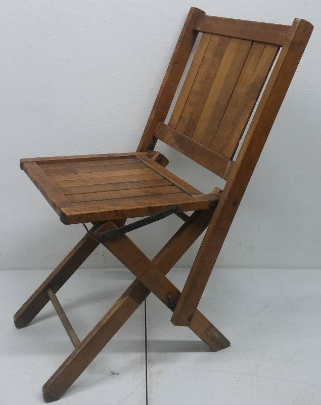 lot 81 image: Antique Deck Chair