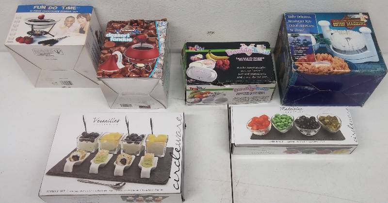 lot 102 image: Assorted Kitchen Ware & Gadgets