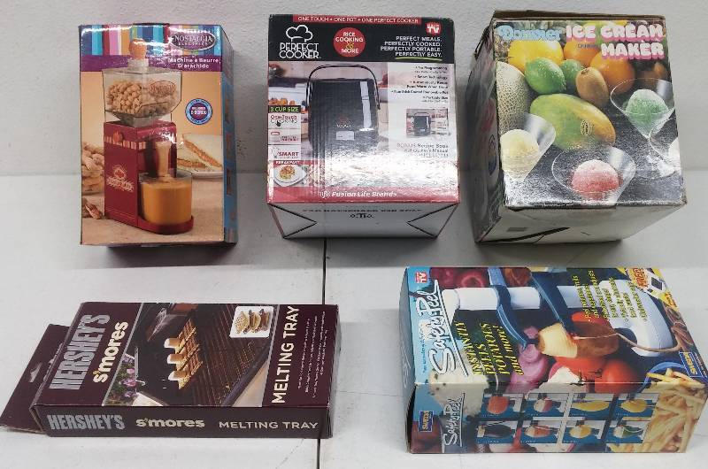 lot 103 image: Assorted Kitchen Ware & Gadgets