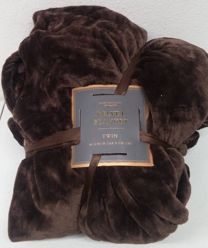lot 106 image: Northpoint Velvet Blanket, sz twin