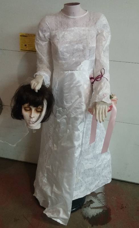lot 115 image: 5 tall Animetronic Haloween Headless Bride