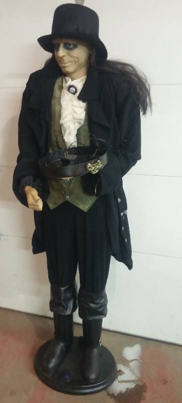 lot 116 image: 6 tall Animetronic Haloween Creepy Guy with treats tray