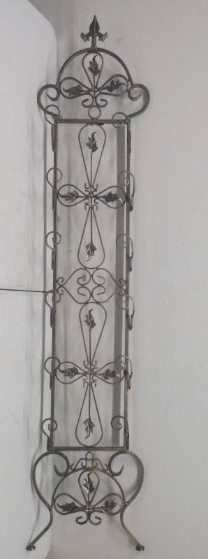 lot 129 image: Wall Mount Wine Rack