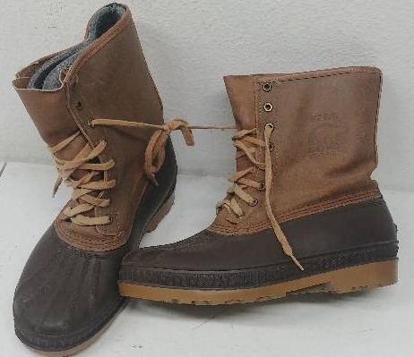 lot 32 image: Sorels size 9