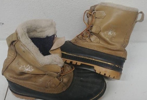 lot 33 image: Sorels size 10