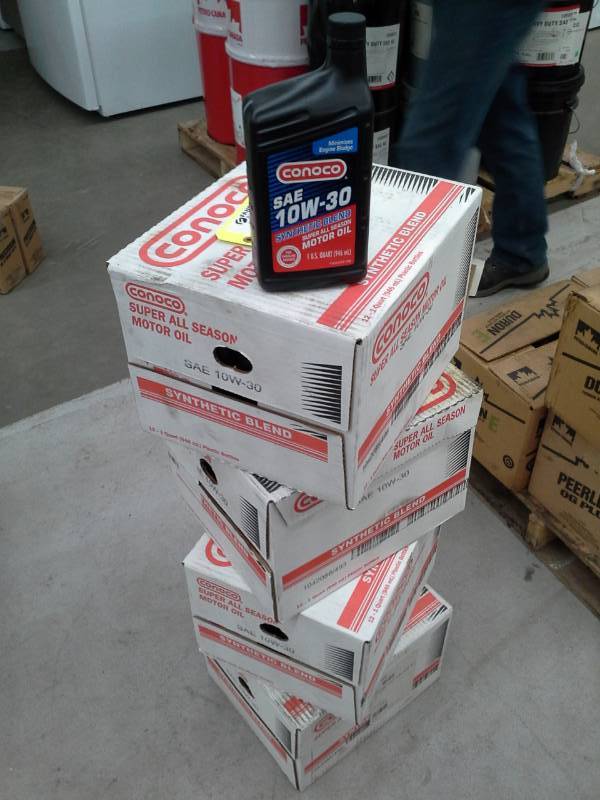 lot 560 image: 4 Cases of Conoco Super All Season Synthetic Blend SAE 10W-30 Motor Oil