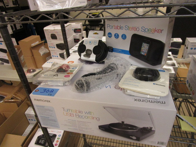 lot 302 image: ELECTRONICS BUNDLE