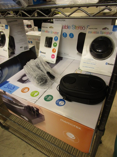 lot 303 image: ELECTRONICS BUNDLE