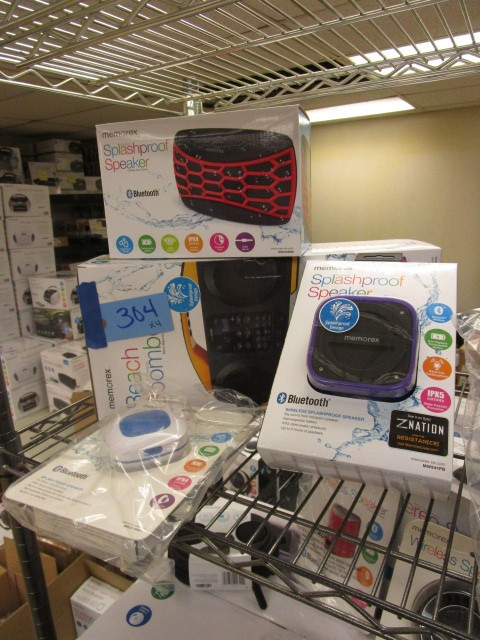 lot 304 image: ELECTRONICS BEACH BUNDLE