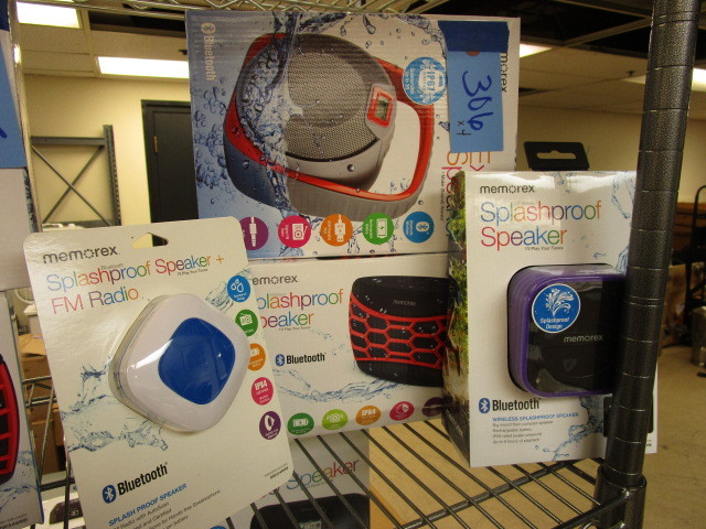 lot 306 image: ELECTRONICS BEACH BUNDLE