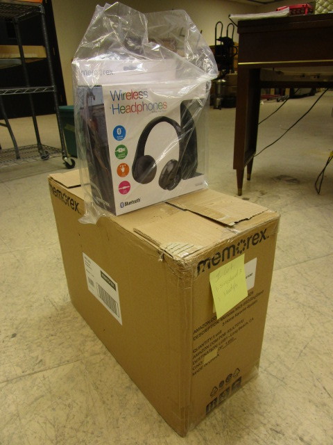 lot 307 image: HOME KARAOKE SYSTEM  WIRELESS HEADPHONES
