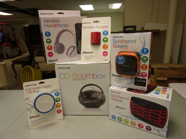 lot 317 image: ELECTRONICS BEACH BUNDLE