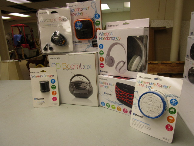 lot 318 image: ELECTRONICS BEACH BUNDLE