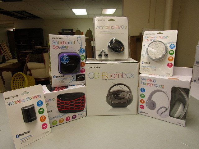 lot 319 image: ELECTRONICS BEACH BUNDLE