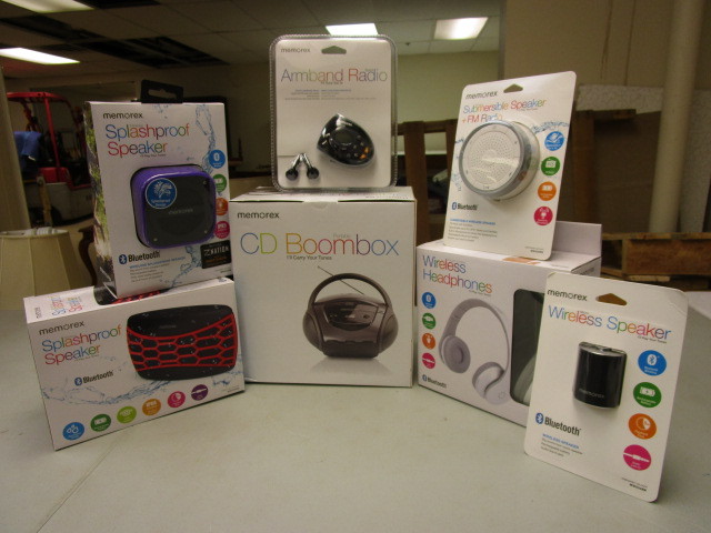 lot 320 image: ELECTRONICS BEACH BUNDLE