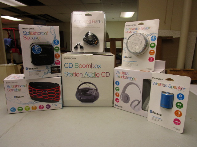 lot 322 image: ELECTRONICS BEACH BUNDLE