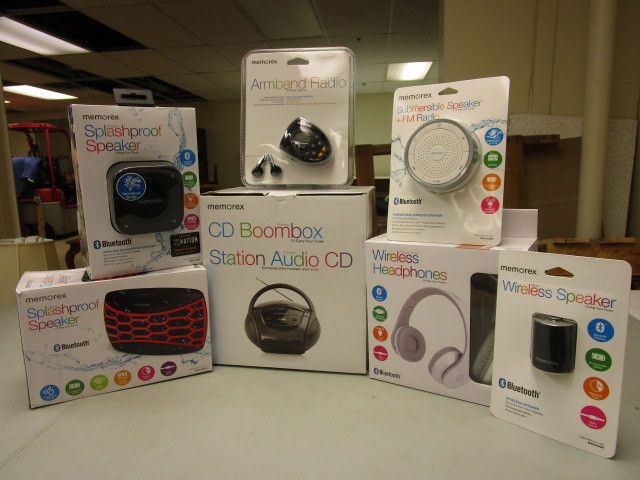 lot 323 image: ELECTRONICS BEACH BUNDLE
