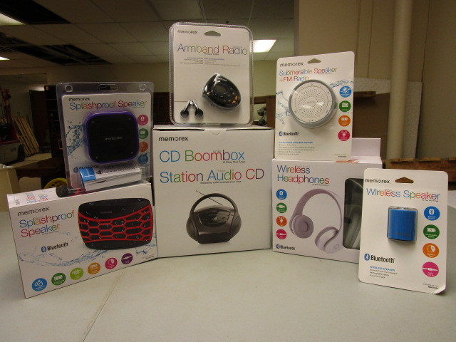 lot 324 image: ELECTRONICS BEACH BUNDLE