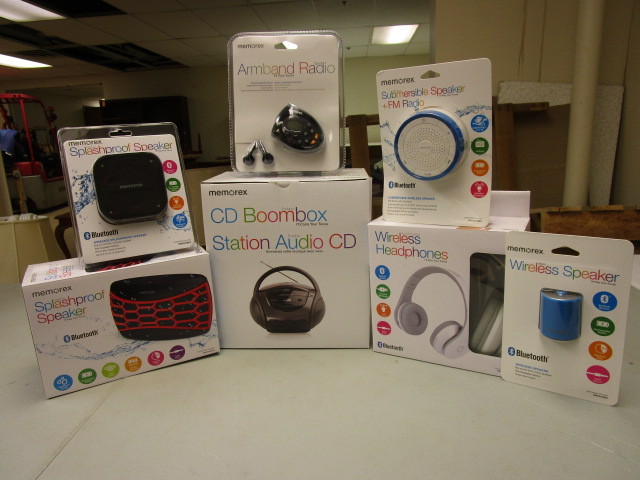 lot 325 image: ELECTRONICS BEACH BUNDLE