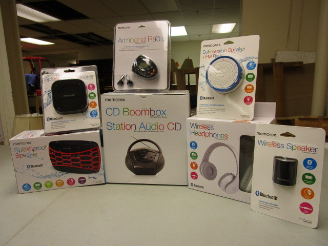 lot 327 image: ELECTRONICS BEACH BUNDLE