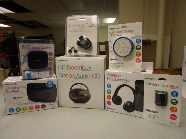 lot 328 image: ELECTRONICS BEACH BUNDLE