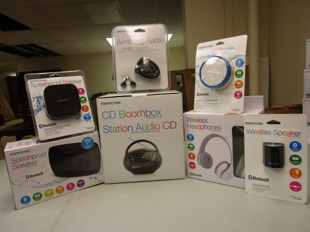 lot 329 image: ELECTRONICS BEACH BUNDLE