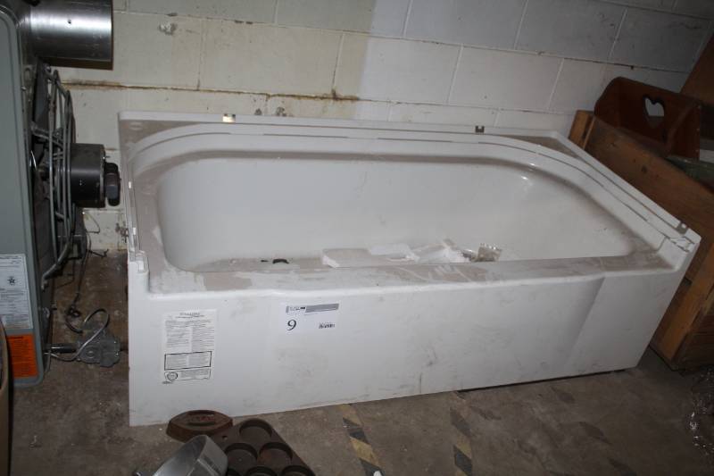 lot 9 image: Fiberglass Bathtub