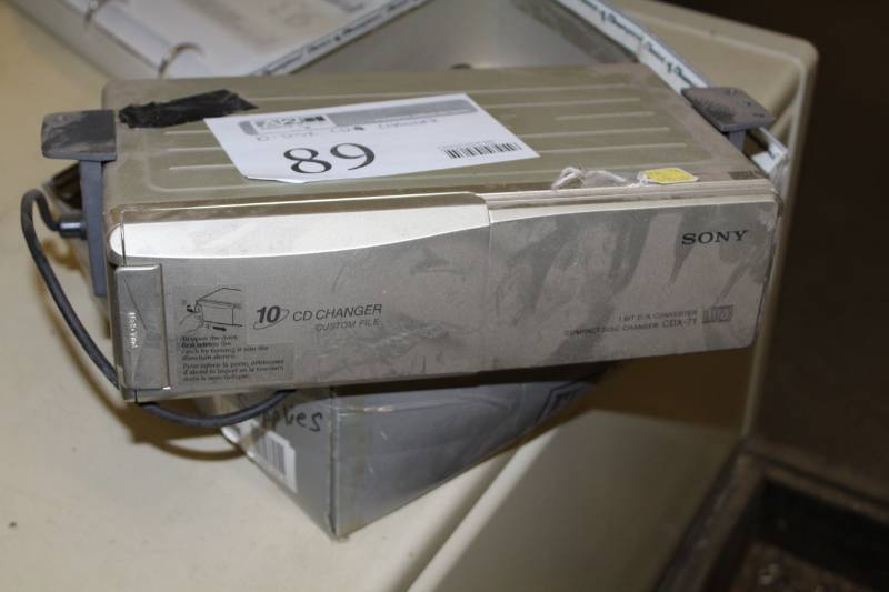 lot 89 image: Sony 10-Disc Compact Disc Changer
