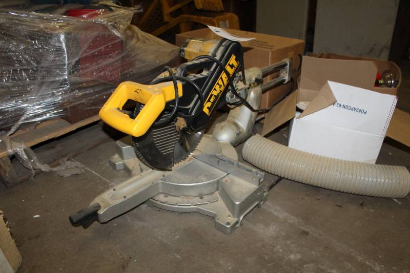 lot 4 image: DeWalt 12-inch Sliding Compound Miter Saw