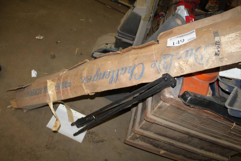 lot 149 image: Da-Lite Challenger Push Button Projector Screen and Easel Stand