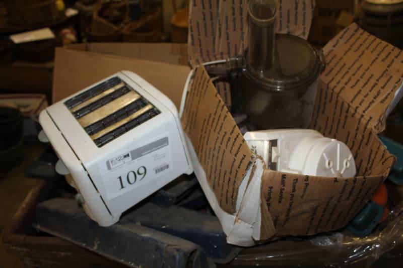 lot 109 image: Sunbeam LeChef Food Processor, 4-Slice Toaster
