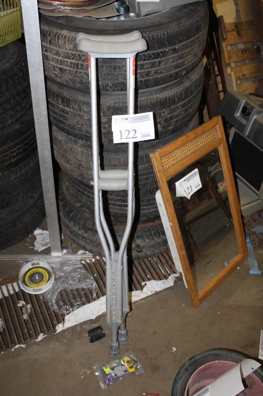 lot 122 image: Aluminum Medical Crutches