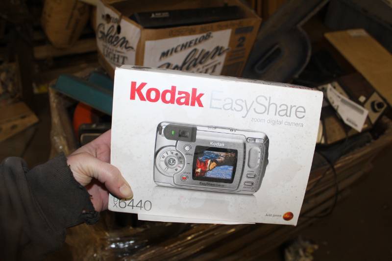 lot 157 image: Kodak EasyShare DX6440 Point and Shoot Zoom Digital Camera