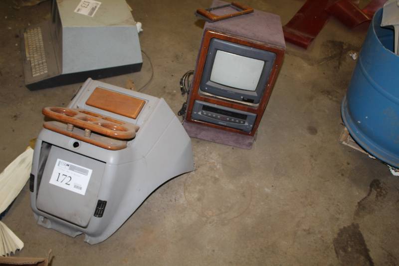 lot 172 image: Vintage Bus TV Center Console