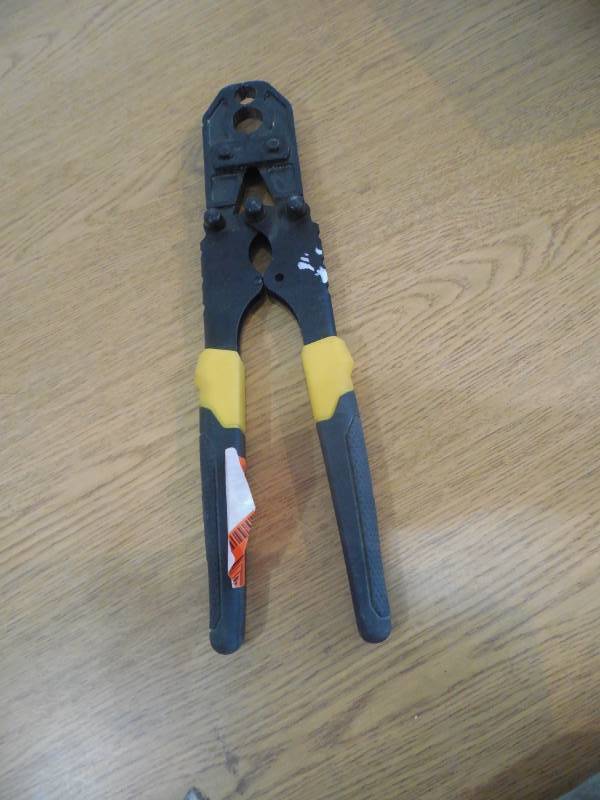 lot 76 image: Apollo 12 in. and 34 in. PEX Crimp Tool