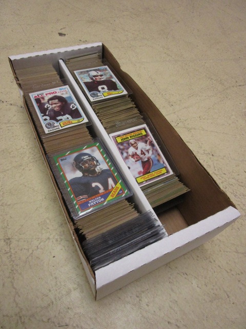 MORE THAN 1000 VINTAGE FOOTBALL CARDS