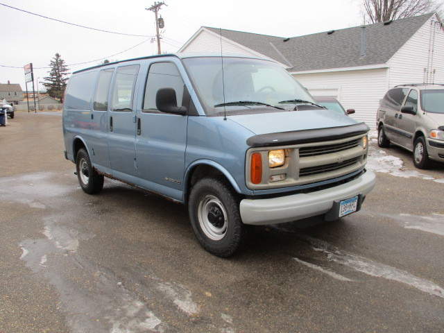 lot 1 image: 1999 Chevy Express Van 2500
