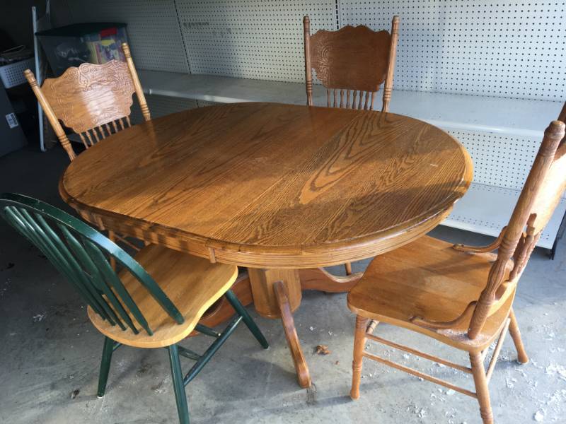 lot 4 image: Oak Table and Chairs