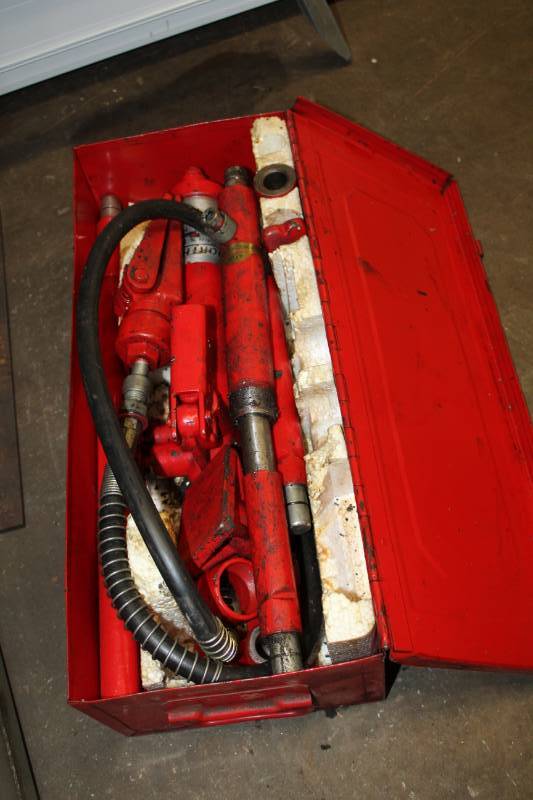 lot 313 image: Northern Industrial Tools 10-Ton Hydraulic Ram System with Case