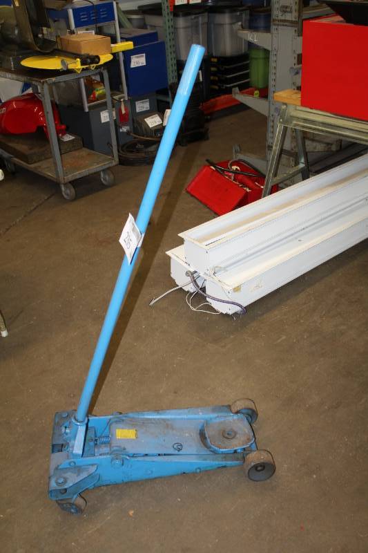 lot 235 image: Hydraulic Floor Jack