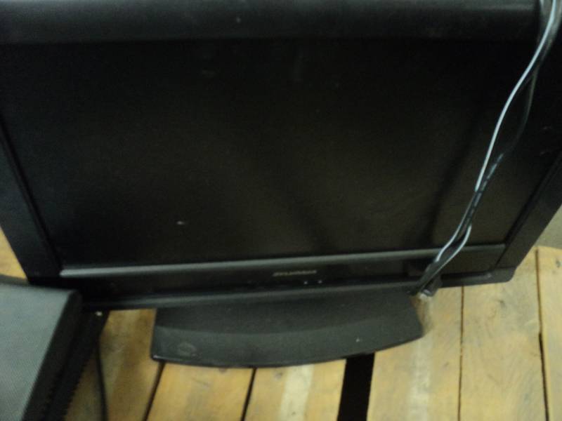 lot 101 image: Sylvania 18 TV Powers on...